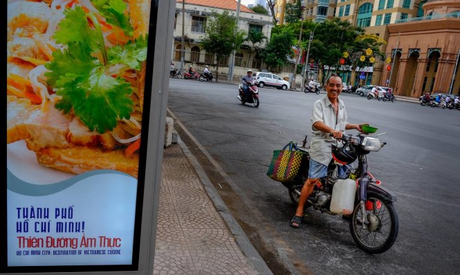 Ông Hiếu - bán hủ tiếu, bún, phở di động bằng xe máy, bao vui vẻ. “Thiên đường” hay không, phong cách phục vụ đóng vai trò khá quan trọng, Sài Gòn tháng 4-2015